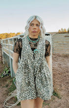 Load image into Gallery viewer, Leopard Print Pleated Jumper
