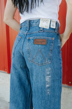 Load image into Gallery viewer, Wrangler Retro Bailey Wide Jeans
