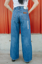 Load image into Gallery viewer, Wrangler Retro Bailey Wide Jeans
