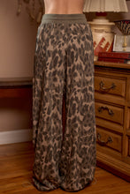 Load image into Gallery viewer, Leopard Print Sweatpants
