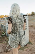 Load image into Gallery viewer, Leopard Print Pleated Jumper
