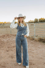Load image into Gallery viewer, Wrangler wide leg Reagan jeans
