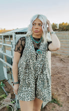 Load image into Gallery viewer, Leopard Print Pleated Jumper
