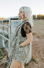 Load image into Gallery viewer, Leopard Print Pleated Jumper
