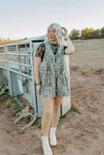 Load image into Gallery viewer, Leopard Print Pleated Jumper
