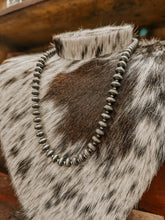 Load image into Gallery viewer, 22&quot; Graduated Navajo Pearl necklace

