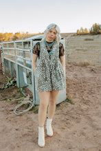 Load image into Gallery viewer, Leopard Print Pleated Jumper
