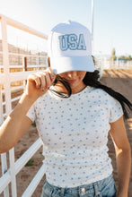 Load image into Gallery viewer, White Tee W/Blue Flowers

