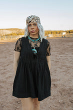 Load image into Gallery viewer, Sleeveless Black Jumper
