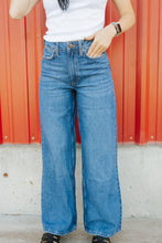 Load image into Gallery viewer, Wrangler Retro Bailey Wide Jeans
