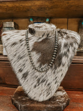 Load image into Gallery viewer, 22&quot; Graduated Navajo Pearl necklace
