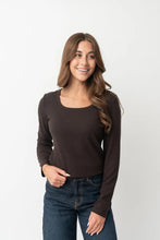 Load image into Gallery viewer, LONG SLEEVE SCOOP TEE IN COFFEE
