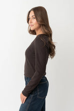 Load image into Gallery viewer, LONG SLEEVE SCOOP TEE IN COFFEE
