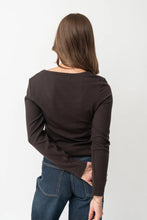 Load image into Gallery viewer, LONG SLEEVE SCOOP TEE IN COFFEE
